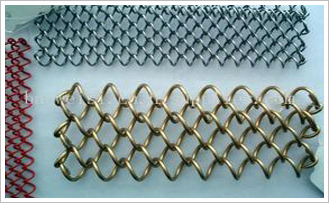 金属装饰网是由金属棒材、线材或金属缆线编织构成的，按照织物的编织形式